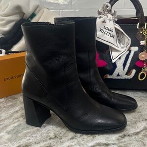TAHARI  Black Heeled Boots women’s size 10
